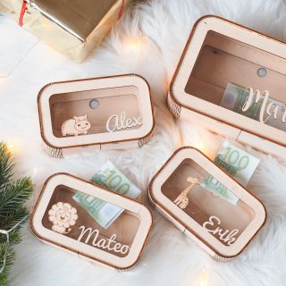 💸 Sparen kann Spaß machen! Unsere Spardose aus Holz mit Ihrem Namen ist wie geschaffen für kleine Sparfüchse. Sie ist...