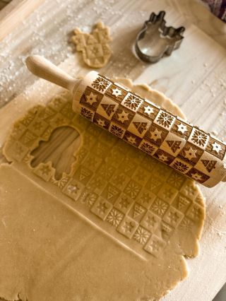 🎄 Ein perfekter Weihnachtstipp für alle Backliebhaber! Holzene Backbretter und Teigroller sind unverzichtbare Helfer beim...