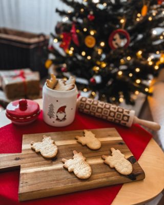 Der Duft von frisch gebackenen Keksen, warmes Licht in der Küche und ein mit Mehl bestäubter Tisch… Wer könnte das nicht...